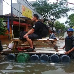 Kasur Angin dan Galon Air Mineral Disulap jadi Ojek Perahu di Grogol