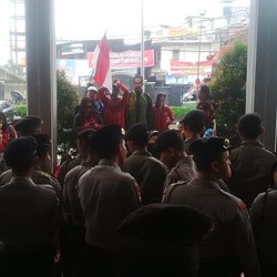 Orasi dengan Pengeras Suara, Massa Pendukung BG Bikin Gaduh PN Jaksel