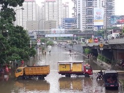Imbas Genangan 40 cm Depan Untar-Trisakti, Lalin ke Tanjung Duren Ditutup