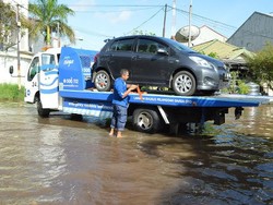 120 Mobil Korban Banjir Minta Digendong