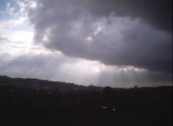 mengintip dari balik awan