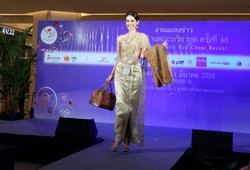 Ketika Miss Universe Thailand Promosikan Batik Indonesia