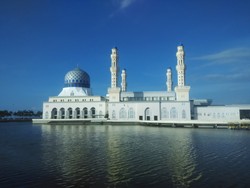 Malaysia Punya Masjid Terapung Secantik Ini