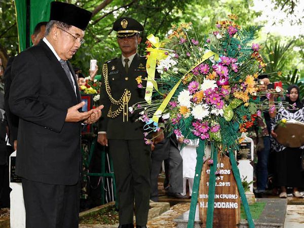 JK Pimpin Upacara Pemakaman Andi Oddang