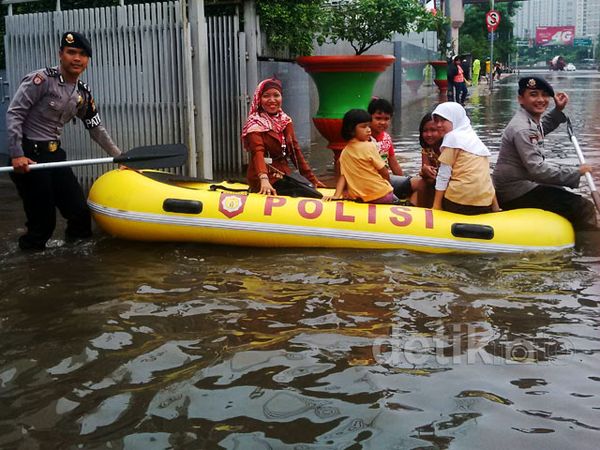 Polisi Bantu Warga Seberangi Banjir