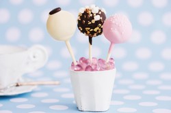 Agar Cake Pop Tak Mudah Lepas dari Tangkai, Perhatikan Tips Ini