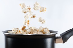 Inilah Alasannya Popcorn Meletup-letup Saat Dimasak