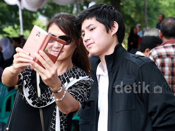 Tamara Bleszynski dan Teuku Rassya di Pemakaman Rinto Harahap