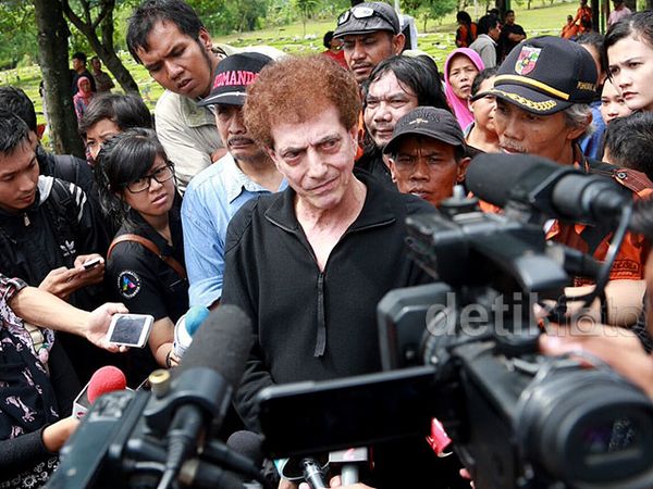 Sederet Artis Hadiri Pemakaman Rinto Harahap