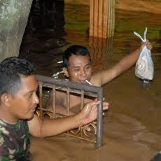 Banjir Dua Meter di Pasuruan, Petugas Bagi-bagi Nasi Bungkus