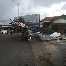 Banyuwangi Diterjang Angin Kencang, Pohon dan Reklame Bertumbangan