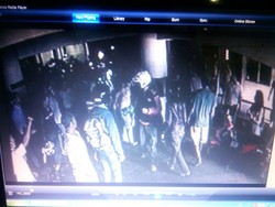 Begini Suasana Murka Warga Mengeroyok Handy Penabrak 2 Motor dan 3 Mobil