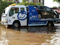 Truk Gendong Mobil Kebanjiran