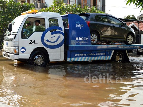 Truk Gendong Mobil Kebanjiran