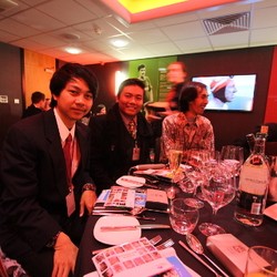 Dijamu di Legends Lounge Anfield dan Diantar Pulang dengan Bus Liverpool