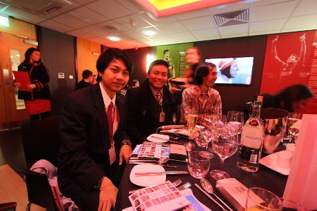 Dijamu di Legends Lounge Anfield dan Diantar Pulang dengan Bus Liverpool