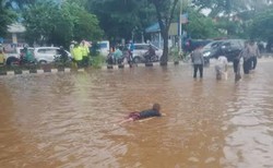 Berisiko Cedera, Anak-anak Jangan Berenang di Air Banjir