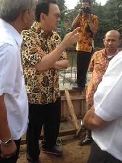 Gaya Ahok Blusukan, Pakai Sepatu Sandal Plastik Hingga Dikawal 3 Polisi Bersenjata