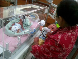 Bayi Super Besar dan Kecil ini Lahir di Hari dan Rumah Sakit yang Sama