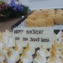 Hujan Anggrek di Ulang Tahun Mufida Kalla