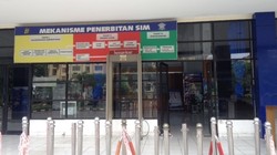 Bersih-bersih Usai Banjir, Kantor Satpas SIM Jakbar Masih Ditutup