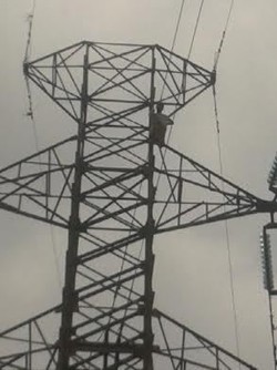 Remaja di Cilincing ini Nekat Panjat Tower SUTET karena Tak Dibelikan HP