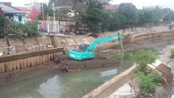 Tanggul Kali Ciliwung yang Ambles di Matraman Mulai Diperbaiki