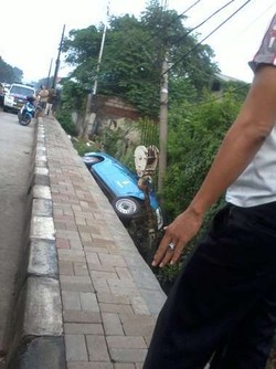 Taxi Blue Bird Nyemplung di Lubang Selokan di Jalan Daan Mogot