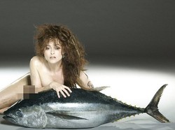 Aktris Helena Bonham Carter Pose Tanpa Busana Bersama Ikan 27 Kg