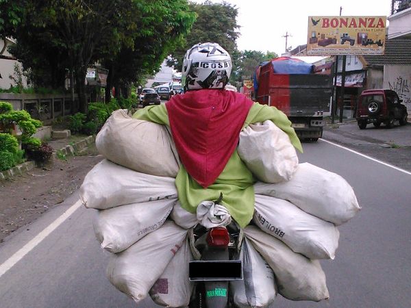 Waspada dan Hati-hati Meski Motor Bermuatan Penuh