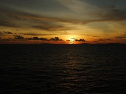 Penampakan Sunset Menawan dari Tengah Laut Raja Ampat