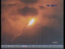Penampakan Luncuran Lava Pijar Gunung Soputan Saat Erupsi
