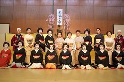 Kesempatan Langka, Makan Sambil Dihibur Geisha