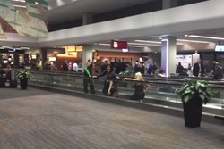 Delay, 4 Penumpang Joget Seksi Ala Beyonce di Bandara