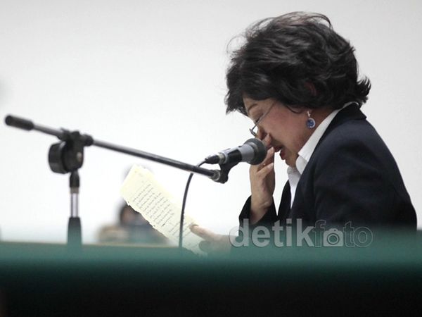 Bacakan Pledoi, Eks Dirut Bank DKI Menangis