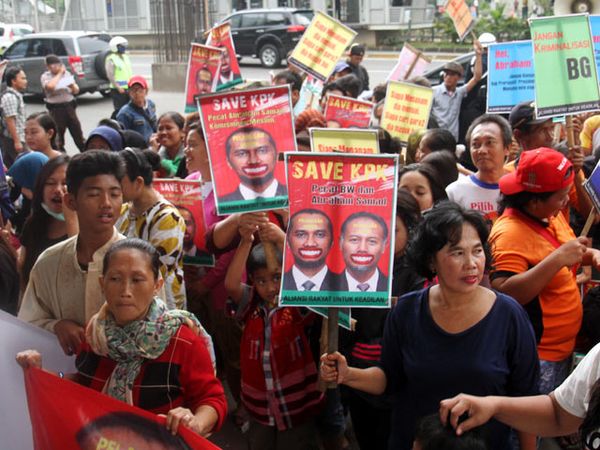 Puluhan Ibu-ibu Demo di KPK