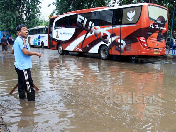 Terminal Grogol Masih Terendam