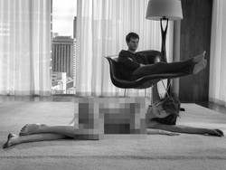 Dakota Johnson Berpose Tanpa Busana di Balik Layar Fifty Shades of Grey