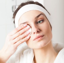 Cara Tepat Bersihkan Maskara dan Eyeliner Agar Bulu Mata Tidak Rontok