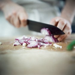 Kini Sudah Ada Bawang Merah yang Tak Bikin Mata Perih dan Bau Mulut!