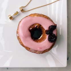Dominique Ansel Luncurkan Cronut Spesial dengan Kalung Berleontin Serpihan Cronut