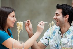 Pasta dan Gorengan Bisa Bikin Santap Malam Berdua Berantakan (2)