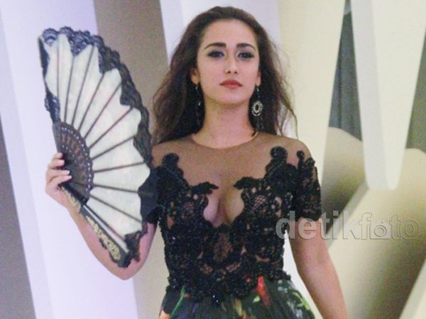 Super Hot... Alexandra Gottardo Pamer Belahan Dada di Catwalk