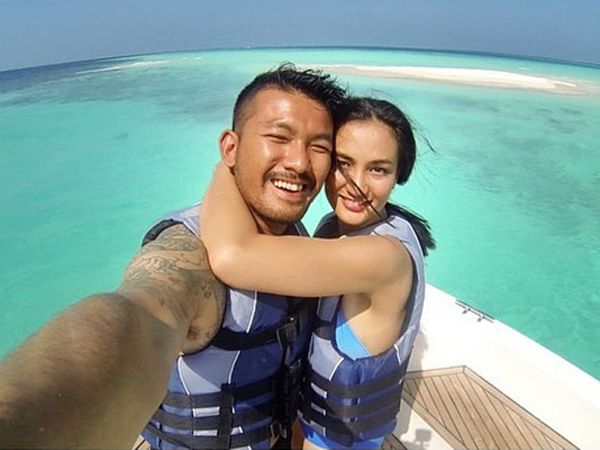 Bikin Iri! Rio Dewanto dan Atiqah Hasiholan Mesra di Maladewa