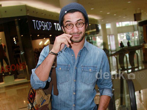 Reza Rahadian Bergaya dengan Topi Kupluk, Ganteng Nggak?