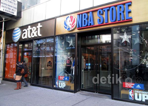 Melongok NBA Store di New York