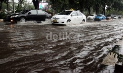 9 Tips Berkendara Saat Hujan dari Pak Polisi