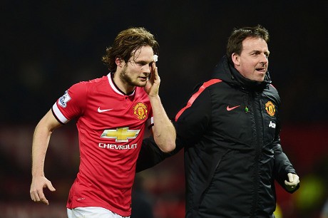 Setan Merah Menang, tapi Jones dan Blind Cedera