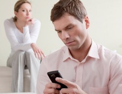 36% Pria Suka Cek Ponsel Pasangan Diam-diam