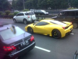 Ferrari Kuning ini Ikut Kena Macet di Ruas Tol Dalam Kota